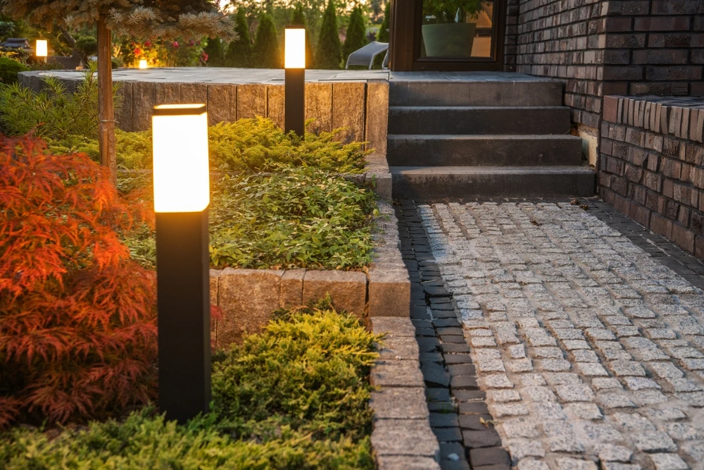 Backyard,led,light,posts,along,the,garden,path.,illuminating,landscapes